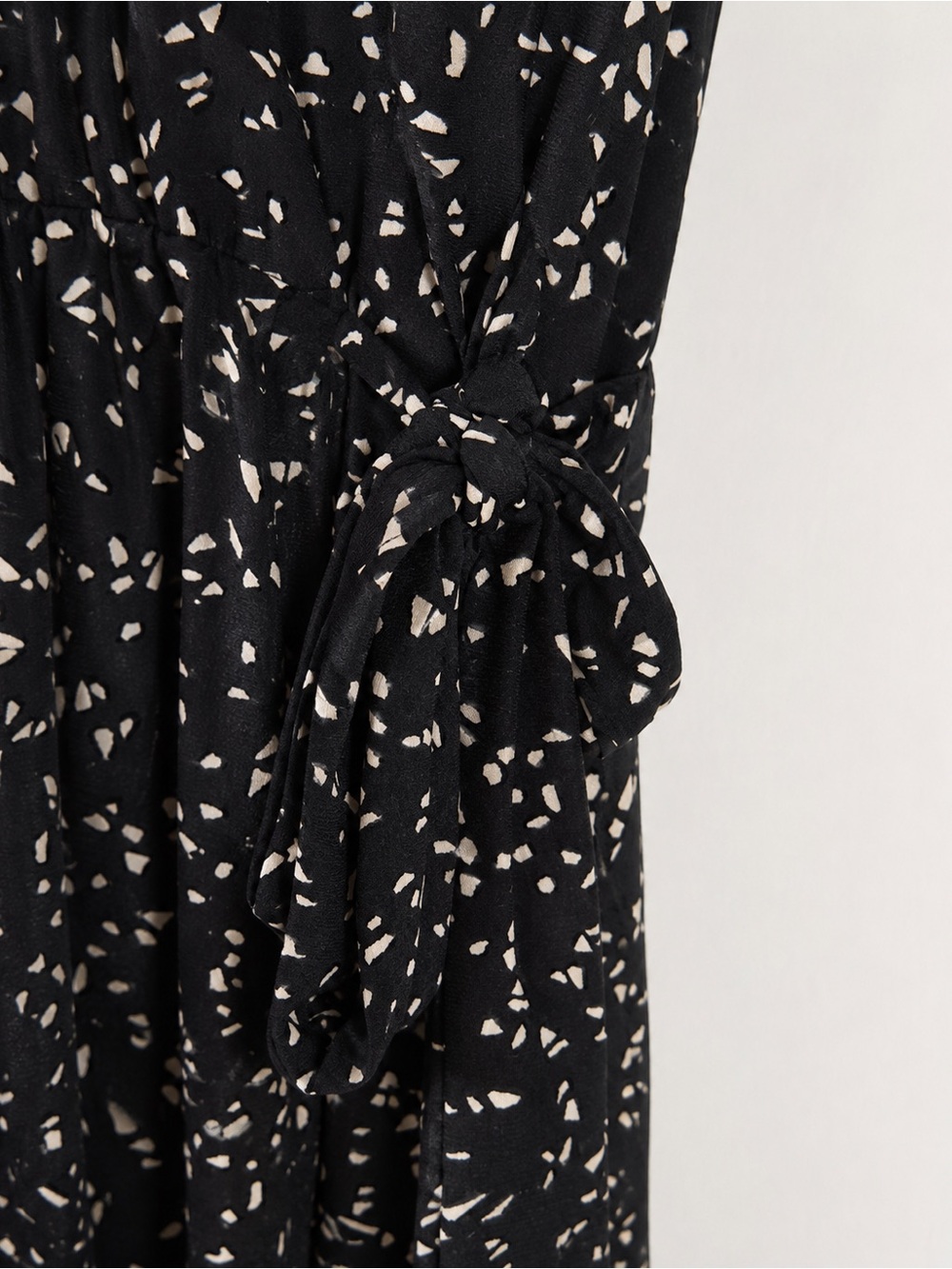 Kaileigh Black & Cream Abstract Print Wide-Leg Romper | Size Large - Picture 5 of 6